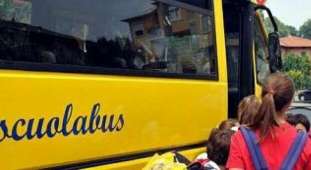 Bambino di 3 anni resta chiuso nello scuolabus per ore. «Ha suonato il clacson e una passante l'ha salvato». A scuola nessuno aveva segnalato la sua assenza
