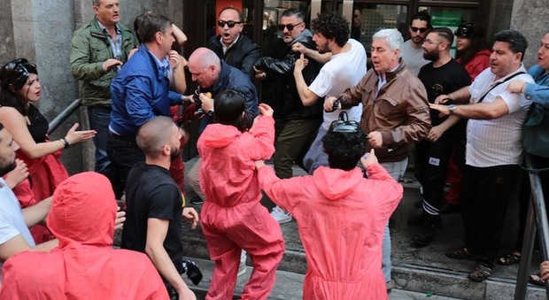 Napoli, manifestazione ad alta tensione: scontri tra polizia e centri sociali in via Toledo