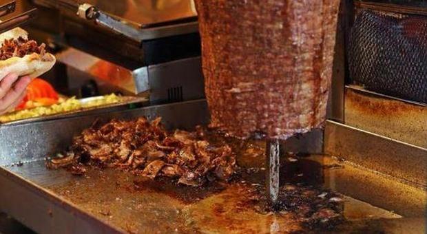 Pestaggio nel negozio di kebab, in 4 danneggiano le vetrine col casco