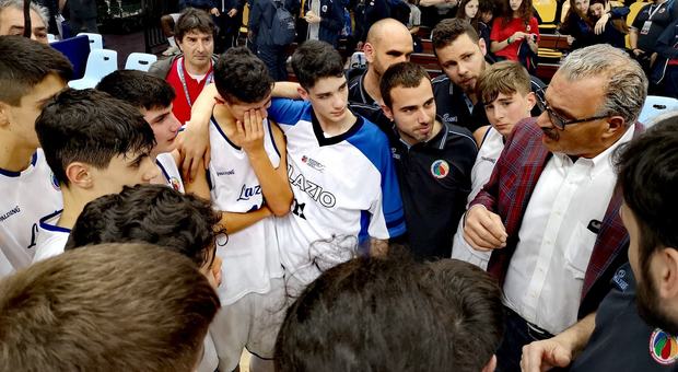 Basket, Under 14 del Lazio in lacrime per la sconfitta. Poi arriva Sacchetti: «Impegnatevi e sognate di giocare le Olimpiadi»
