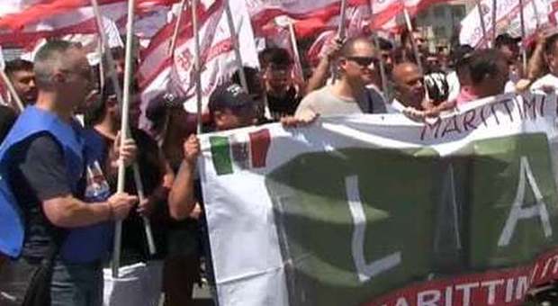 Moby, marittimi in corteo a Napoli: «A rischio 5.800 posti di lavoro»