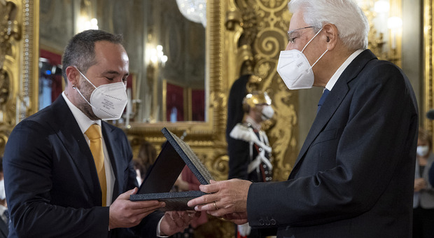 Il Presidente Sergio Mattarella consegna la menzione speciale “Eni Joule for Entrepreneurship” a Valerio Manelfi di RESET (Foto Quirinale)