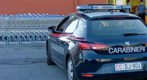 Furto di superalcolici in un supermercato, carabinieri arrestano giovane