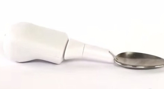 Liftware Spoon, il cucchiaio intelligente di Google che aiuta i malati di Parkinson