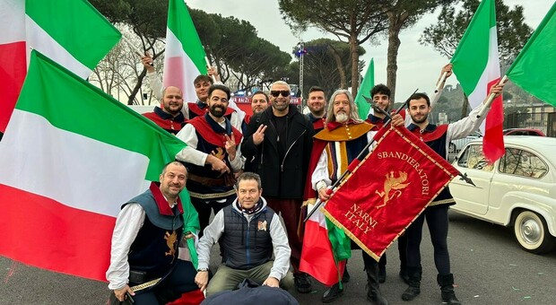 Narni, gli sbandieratori ospiti di Fiorello a Viva Rai 2. Puntata tricolore in omaggio a l'Italiano di Toto Cutugno