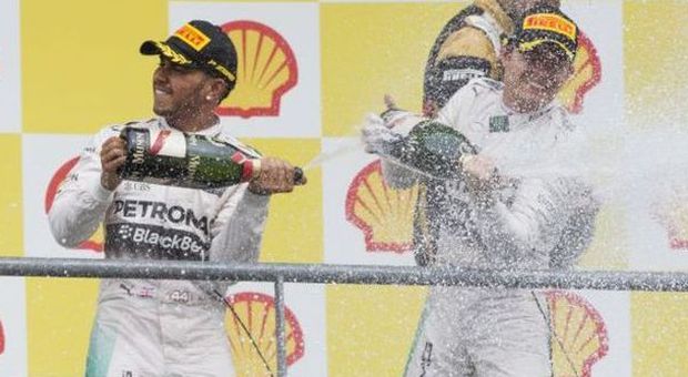 Hamilton e Rosberg festeggiano la doppietta Mercedes