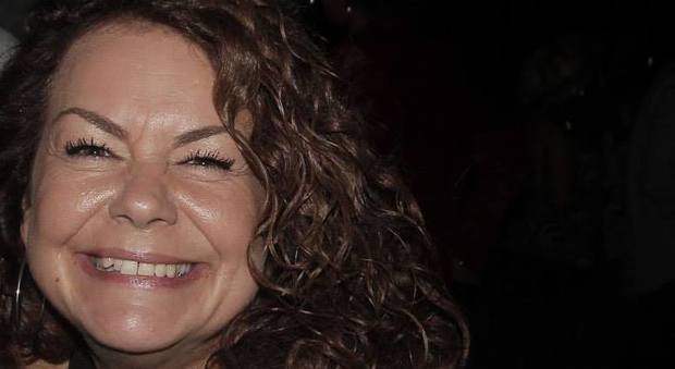 Lisa Jane, 49 anni, strangolata dal marito con il filo di un caracabatterie