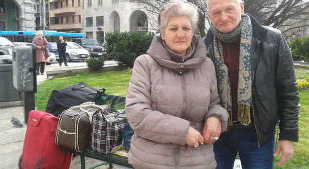 Felicita e Mile, da mesi dormono sulla panchina: «Ci date 150 euro?»