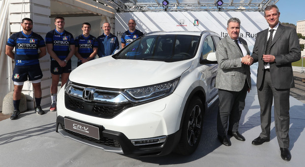 La consegna delle chiavi della Honda CR-V da parte del direttore generale di Honda Motor Europe Italia, Simone Mattogno(a destra) al presidente della FIR, Alfredo Gavazzi