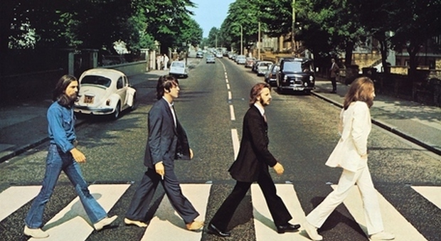 Coronavirus, la storica Abbey Rood dei Beatles cambia durante il lockdown: le strisce pedonali come nuove