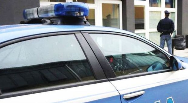 Napoli, paura per la rapina in banca: in ostaggio la guardia giurata