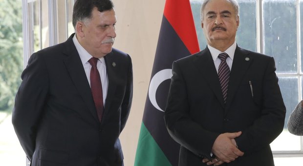 Libia, già in crisi la pace Tripoli-Tobruk. Haftar rilancia il figlio di Gheddafi
