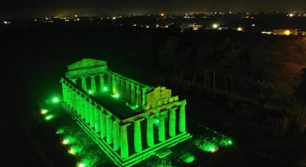 Il Tempio di Athena a Paestum illuminato di verde contro la Sla