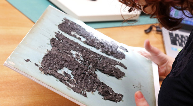 Papiri carbonizzati di Ercolano tornano leggibili, decifrato testo greco