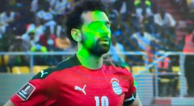 Senegal-Egitto, un laser contro Salah prima di sbagliare il rigore decisivo