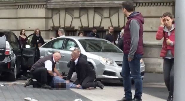 Londra, auto piomba tra la folla sul marciapiede: diversi feriti