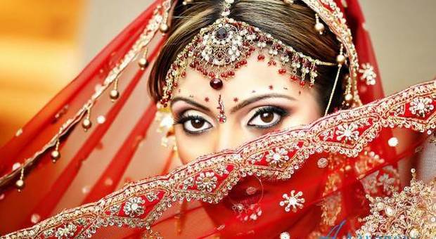 Indiano rifiuta nozze combinate e sposa un'altra donna: accoltellato dai suoi parenti