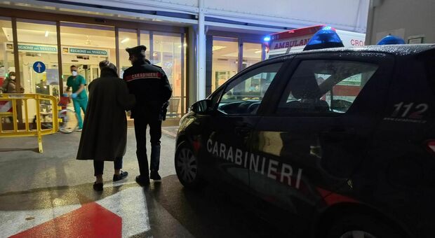 Anziana scappa dal pronto soccorso, aiutata dai carabinieri