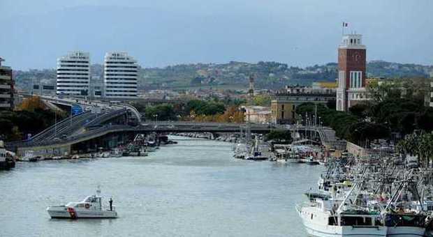 Fondali interrati a Pescara: due pescherecci si incagliano in uscita