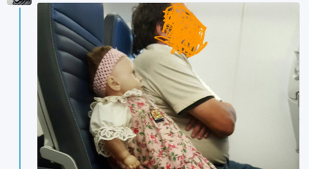 Passaporto e biglietto aereo per una bambola, l'inquietante diretta social diventa virale