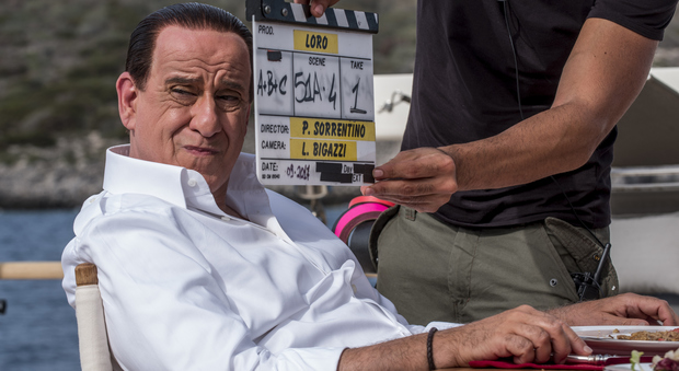 «Loro», ecco la prima foto sul set di Toni Servillo nei panni di Berlusconi