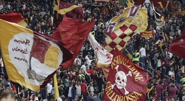 Roma-Napoli, partita sospesa: «Lavali col fuoco» e Rocchi dice stop