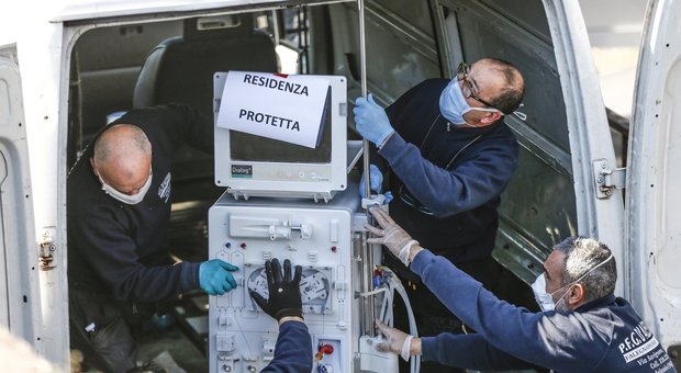 Ossigeno per gli ospedali delle Marche: consegnati decine di respiratori per i malati di Covid-19