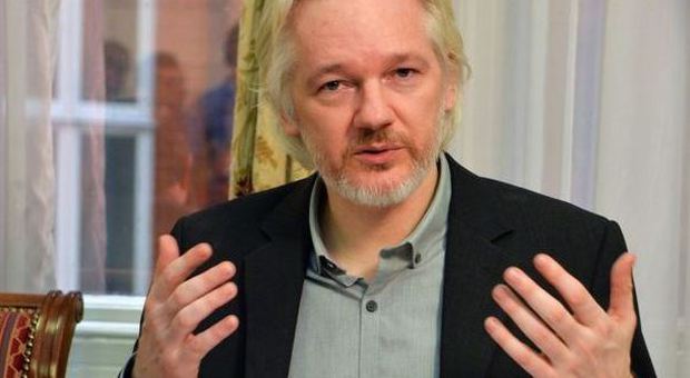 Assange: «Lascerò presto l'ambasciata». Il fondatore di Wikileaks soffrirebbe di cuore
