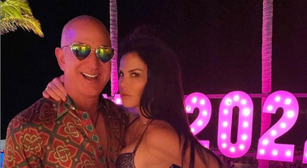 Jeff Bezos, Capodanno trash con la fidanzata: «Pazzo disco party» nella megavilla