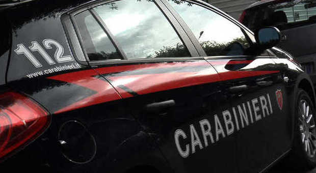 Marche, non ha i soldi per pagare le bollette: cerca di buttarsi in mare con l'auto, i carabinieri evitano il suicidio