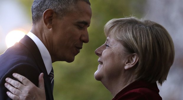 Berlino, Obama ringrazia la Merkel «alleata affidabile» e avverte Trump: «Non cedere a Putin»