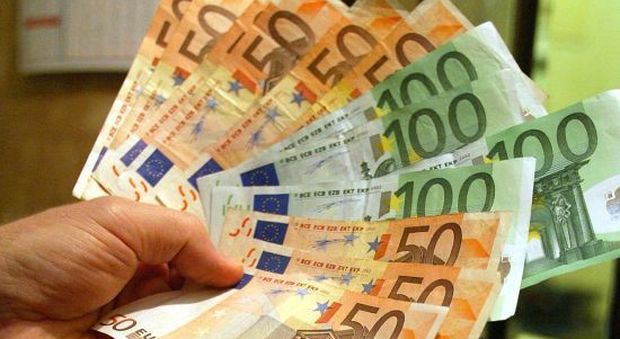 Trova una busta con mille euro