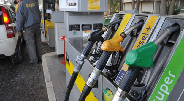 Finita la tregua lockdown, tornano a salire i prezzi di benzina e diesel: la verde supera gli 1,4 euro al litro