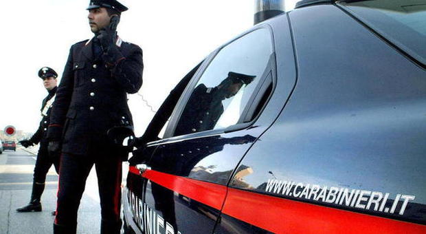 Firenze, picchia l'anziana vicina e lancia la figlia di due anni contro i carabinieri: arrestato