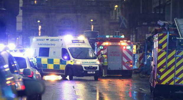 Glasgow, camion della spazzatura travolge un'auto in pieno centro: sei morti