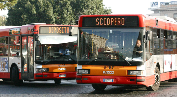 Martedì sciopero dei trasporti: metro, bus, tram e Roma-Lido si fermano per 24 ore