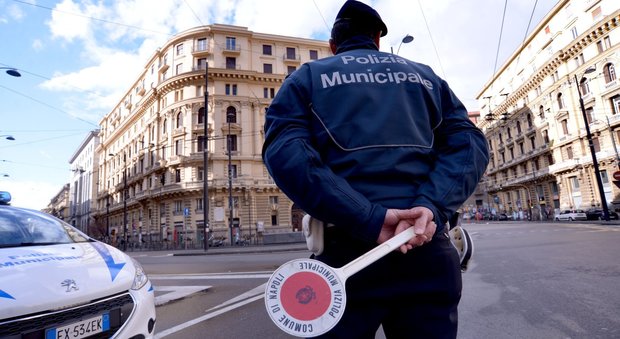 Insulti sessisti alla vigilessa di Napoli «Lesa la dignità della polizia municipale»