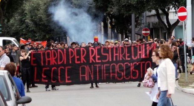 Tensione a Lecce, corteo contro il raduno di CasaPound: lanciate bombe-carta fra la gente