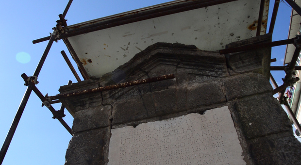 Degrado a Napoli, 5.000 euro per restaurare l'antica stele di Fuorigrotta abbandonata: «Può diventare luogo di attrazione turistica»