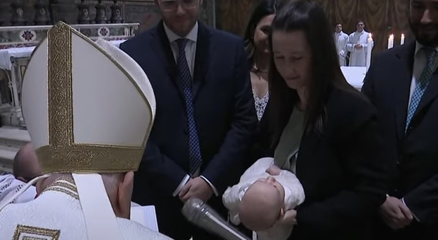 Papa Francesco battezza 16 bimbi nella Sistina e ringrazia padrini e madrine: «Auguro che la vostra vita sia di aiuto per loro»