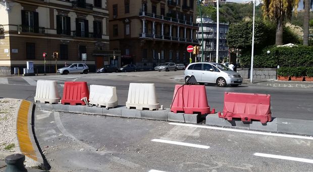 Dillo al Mattino | Il nuovo cordolo chiude la pista ciclabile a piazza Sannazaro: come è stato possibile?