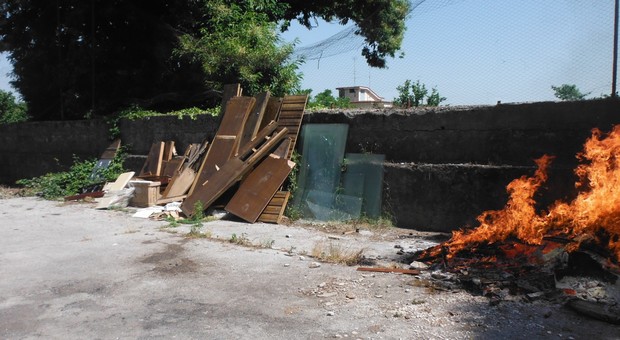 Bruciano rifiuti nel parco Vesuvio, denunciati dai carabinieri forestali
