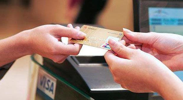 Trova carta bancomat, compra vestiti e fa benzina per 630 euro: denunciata 22enne