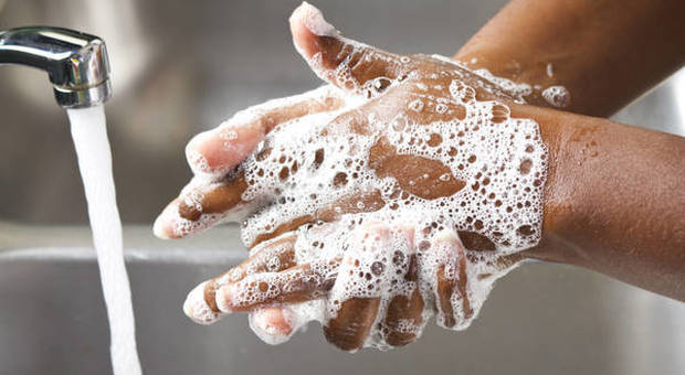Coronavirus, come aiutare le mani stressate dai lavaggi frequenti: qualche rimedio fai da te