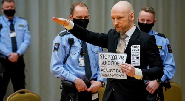 Riecco il killer di Utoya: Breivik in Tribunale per la libertà vigilata, ma si presenta col saluto nazista