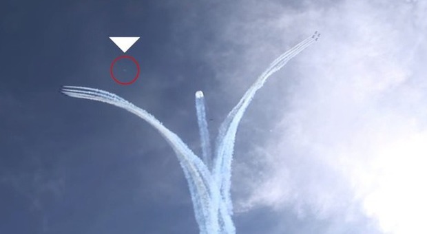 Ufo nei cieli durante l'esibizione delle Frecce Tricolori: il video finisce nella mani dei carabinieri