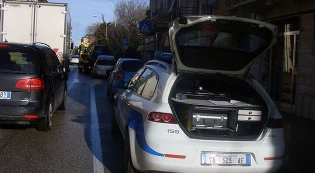 Paura sul tratto dell'Adriatica in centro Neopatentata fa una strage di auto