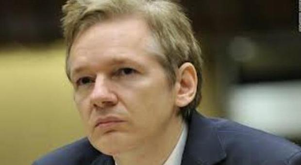 Julian Assange: "Pronto a consegnarmi". Il fondatore di Wilileaks soffre di cuore