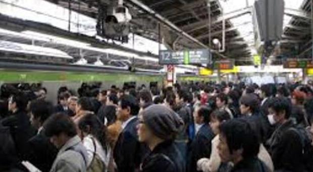 Bacia sulla fronte una ragazza 21enne sulla metro, italiano arrestato in Giappone: "Atti osceni"