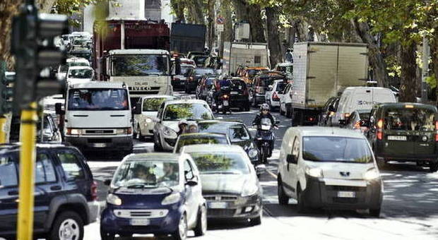 Il traffico molto intenso nelle strade della Capitale